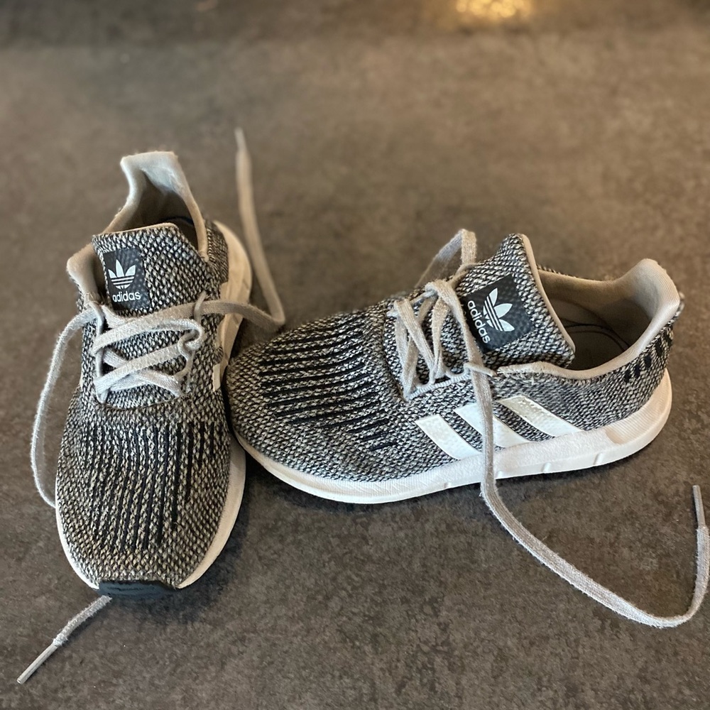 Kids tennis shoes
